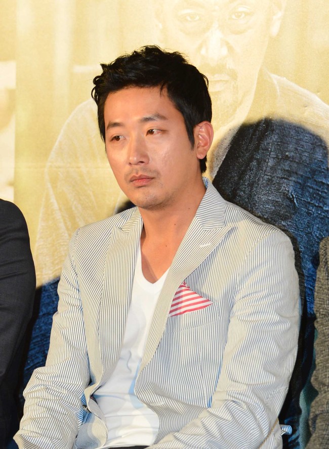 하정우(김성훈/영화배우/영화감독)
10일 오전 서울 삼성동 메가박스 코엑스에서는 영화 ‘군도:민란의 시대(이하 ’군도‘)’ 제작보고회가 열렸다. 이날 행사에는 윤종빈 감독을 비롯해 출연배우인 하정우 강동원 조진웅 마동석 등이 참석해 자리를 빛냈다.