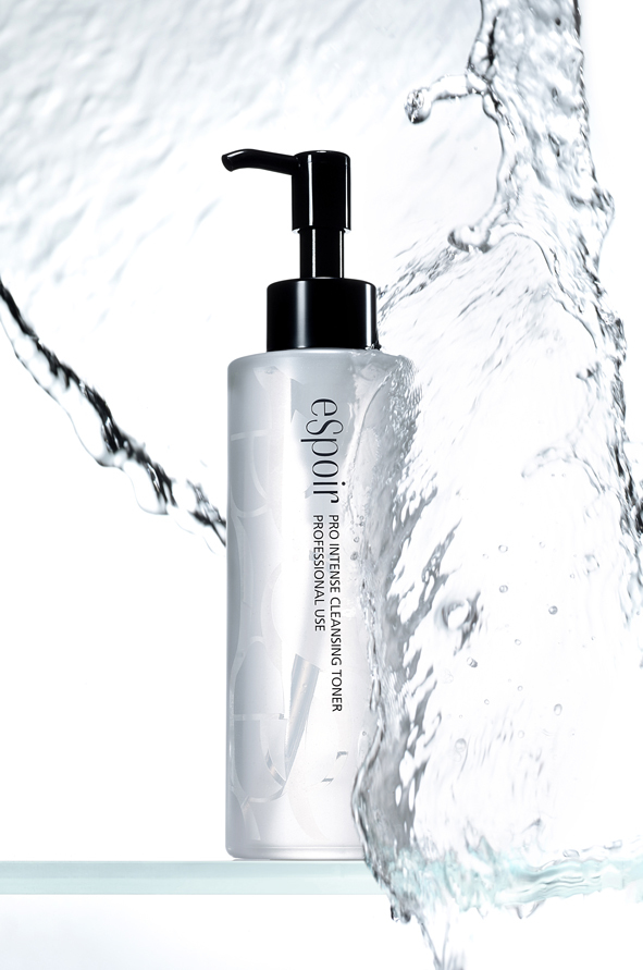 Makeup brand Espoir released a cleansing water that doesn’t need rinsing. With the Pro Intense Cleansing Toner, the user simply wipes the face with a cotton pad to remove makeup and other waste from the skin as the product also contains cleansing foam and toner.
The toner also contains 10 phytomaterials including chamomile, lavender and calendula to soothe the skin. The toner reflected 100 makeup artists’ requirements of a convenient and perfect makeup cleanser, the company said.
