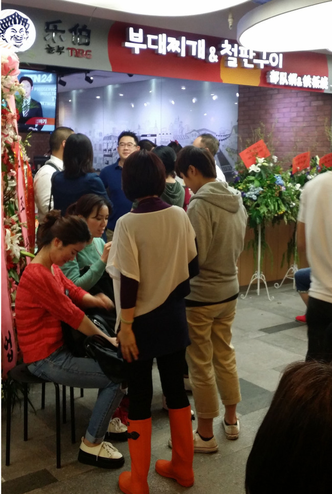 11일 업계에 따르면 지난달 13일 가오픈을 한 ‘놀부부대찌개&철판구이’ 상해 1호 매장 ‘우강로점’은 일 평균 매출 500만원을 달성하며 승승장구 중이다. 109㎡(33평) 규모의 그리 크지 않은 매장이지만 점심, 저녁 식사 시간이 되면 줄을 서서 기다리는 고객들을 흔히 볼 수 있다.
부대찌개는 아직 중국인들에게 생소한 메뉴지만 ‘별그대‘로 정점을 찍은 한류 열풍 덕에 중국인들의 높은 관심을 받고 있다.