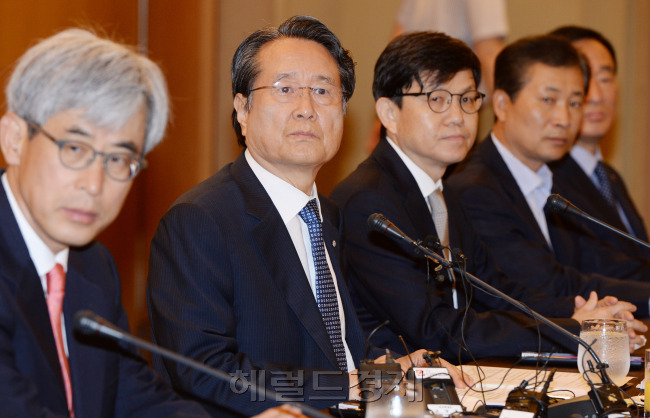 유장희 동반성장 위원장이 11일 오전 반포동 서울팔래스호텔에서 '제28차 동반성장위원회'를 열고 지난 3년간 운영해온 적합업종제도를 보완책과 함께 올해 기간이 만료되는 82개 품목에 대한 재합의 가이드라인을 협의하고 있다. 박현구 기자phko@heraldcorp.com /2014.06.11
유장희 동반성장 위원장이 11일 오전 반포동 서울팔래스호텔에서 '제28차 동반성장위원회'를 열고 지난 3년간 운영해온 적합업종제도를 보완책과 함께 올해 기간이 만료되는 82개 품목에 대한 재합의 가이드라인을 협의하고 있다. 박현구 기자phko@heraldcorp.com /2014.06.11
유장희(왼쪽에서 두번째) 동반성장 위원장이 11일 오전 서울 팔래스호텔에서 ‘제28차 동반성장위원회’를 열고 중기 적합업종제도의 보완책과 함께 올해 기간이 만료되는 82개 품목에 대한 재합의 가이드라인을 협의하고 있다.  박현구 기자/phko@heraldcorp.com