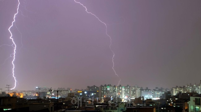 대기불안정으로 천둥 번개를 동반한 소나기가 국지적으로 자주 내리고 있는 가운데 10일 밤 서울 강서구 염창동 지역 주택가로 번개가 치고 있다.<br />김명섭 기자 msiron@heraldcorp.com
대기불안정으로 천둥 번개를 동반한 소나기가 국지적으로 자주 내리고 있는 가운데 10일 밤 서울 강서구 염창동 지역 주택가로 번개가 치고 있다.
김명섭 기자 msiron@heraldcorp.com
대기불안정으로 천둥 번개를 동반한 소나기가 국지적으로 자주 내리고 있는 가운데 10일 밤 서울 강서구 염창동 지역 주택가로 번개가 치고 있다.
김명섭 기자 msiron@heraldcorp.com
대기 불안정으로 천둥 번개를 동반한 소나기가 국지적으로 내렸던 10일 밤 서울 강서구 염창동 지역 주택가로 번개가 치고 있다. 평택 등 일부 지역에 내려졌던 호우주의보는 11일 오전을 기해 해제됐다. 김명섭 기자/msiron@heraldcorp.com