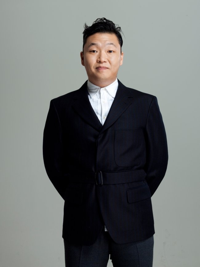 싸이(박재상/가수/음악PD/SB프로젝트/YG엔터테인먼트/유니버설리퍼블릭레코드)
싸이가 미국 빌보드와의 인터뷰에서 선공개곡 ‘행오버(Hangover)’에 관한 여러가지 에피소드를 털어놨다. 싸이는 ‘숙취’라는 뜻의 이 노래의 후렴구 ‘행오버’를 듣고 바로 스눕독을 떠올렸고, 자신 역시 ”1년에 절반은 취해있다“고 털어놔 눈길을 끌었다.