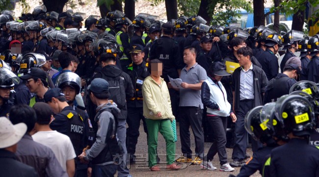 기독교복음침례회(구원파) 본산인 경기도 안성 금수원에 11일 공권력이 투입됐다. 경찰은 금수원서 구원파 시도 임모와 김모씨 등 2명을 검거했다.
경찰은 오전 8시13분 40여개 기동중대 4000여명을 금수원 정문을 통해 투입, 유병언(73) 전 세모그룹 회장 도피의 핵심 조력자로 알려진 신엄마(64·여)와 김엄마(59·여) 등을 대상으로 체포작전에 돌입했다.
검찰 수사관 2명과 경찰 기동대 400여명은 정문 우측 진입로를 통해 금수원에 진입해 예배당 수색에 들어갔다.
