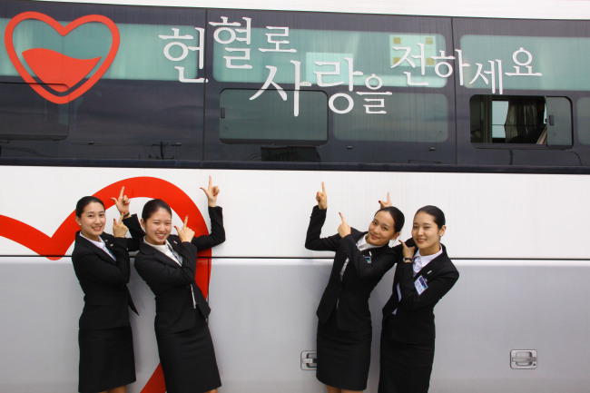 에어부산이 지난 10일 부산상공회의소와 부산 강서구에 위치한 덕두사무실에서 단체 헌혈 행사를 실시했다고 11일 밝혔다.
에어부산은 최근 부산지역 일부 고등학교와 군대에서 발생한 볼거리ㆍ결핵 등 감염성 질환으로 인해 헌혈가능자가 감소하며 혈액이 부족한 가운데 대한적십자사 부산혈액원과 함께 이번 행사를 진행했다.