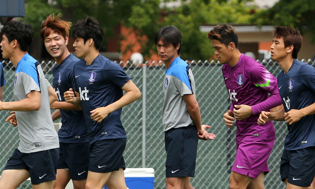 Korea’s head coach Hong Myung-bo (center) runs a practice session in Miami, Florida, Tuesday.   Yonhap
