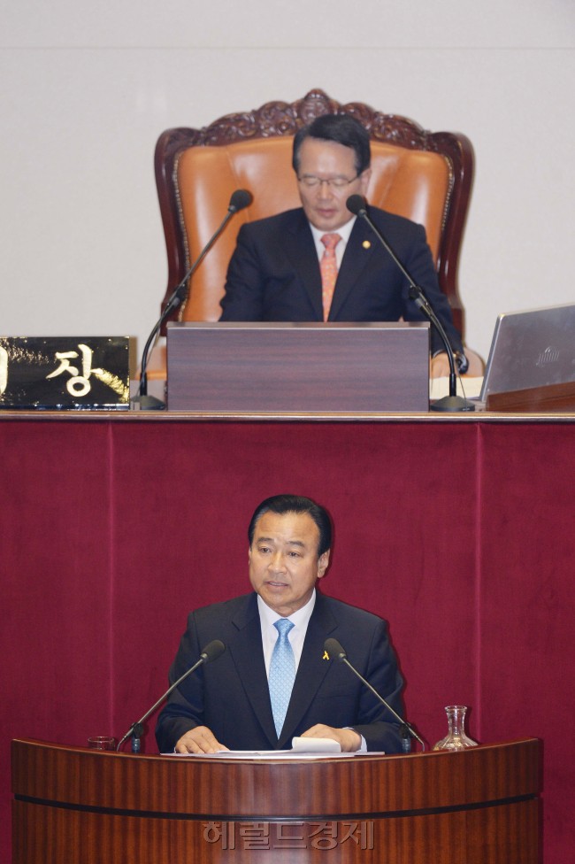 이 완구 새누리당 원내대표가 11일 오전 국회에서 열린 임시회 본회의에서 교섭단체 연설을 하고 있다.이길동기자.gdlee@heraldcorp.com
이 완구 새누리당 원내대표가 11일 오전 국회에서 열린 임시회 본회의에서 교섭단체 연설을 하고 있다.이길동기자.gdlee@heraldcorp.com