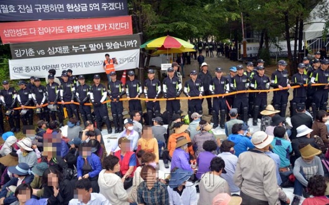 경찰이 11일 오전구원파 본산인 경기도 안성시 금수원에 공권력을 투입해 유병언 전 세모그룹 회장 도피 핵심조력자들 체포작전에 들어가 가운데 금수원 정문에서 경찰과 신도들이 대치하고 있다.