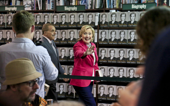 HiIlary Rodham Clinton waves to a gathering as she arrives for a book signing at Barnes and Noble bookstore in New York on Tuesday. Clinton said Tuesday that she and former President Bill Clinton “fully appreciate how hard life is for so many Americans,” seeking to refine remarks she made about the pair being broke when they left the White House while on a high-profile media tour for a new book, “Hard Choices.”   AP-Yonhap