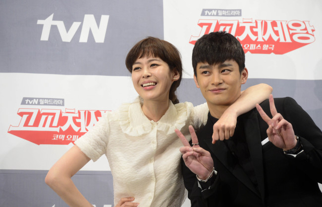 Stars of tvN’s “High School King of Savvy” actress Lee Ha-na (left) and singer-actor Seo In-guk attend the
drama’s press conference at the Imperial Palace Hotel in Seoul on Wednesday. Park Hae-mook/The Korea Herald