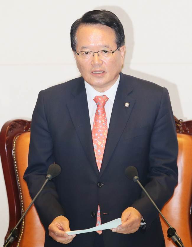 National Assembly Speaker Rep. Chung Ui-hwa makes an opening speech at the plenary session at the National Assembly in Yeouido, Seoul, on Wednesday.   Lee Gil-dong/The Korea Herald