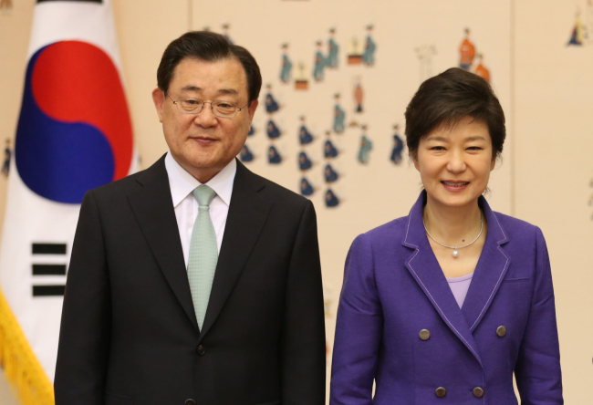 President Park Geun-hye and Lee Byung-kee, National Intelligence Service chief nominee, pose for a photo after Park conferred a letter of credence for his appointment as Seoul’s ambassador to Japan in May last year.   Yonhap
