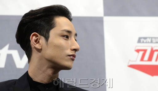 이수혁(이혁수/모델/탤런트)
11일 오후 서울 강남구 논현동 임페리얼 팰리스 호텔 셀레나홀에서 tvN 새월화드라마 ‘고교처세왕’ 제작발표회가 진행된 가운데 배우 이수혁이 포토타임을 가지고 있다.