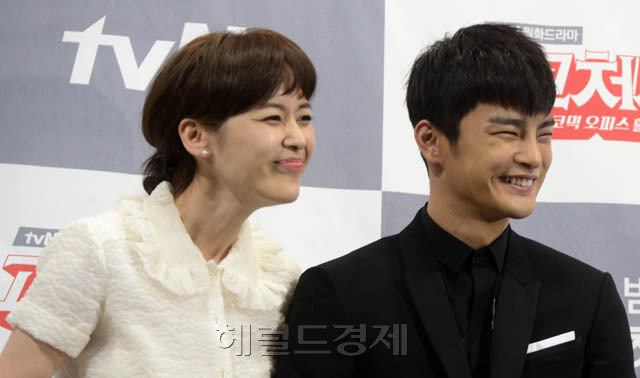 이하나(좌부터/탤런트/영화배우/동행엔터테인먼트),서인국(가수/탤런트)
11일 오후 서울 강남구 논현동 임페리얼 팰리스 호텔 셀레나홀에서 tvN 새월화드라마 ‘고교처세왕’ 제작발표회가 진행된 가운데 배우 이하나, 서인국(사진 왼쪽부터)이 포토타임을 가지고 있다.