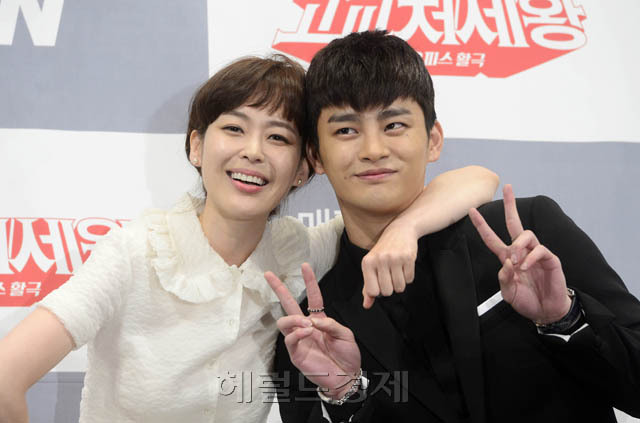 이하나(좌부터/탤런트/영화배우/동행엔터테인먼트),서인국(가수/탤런트)
11일 오후 서울 강남구 논현동 임페리얼 팰리스 호텔 셀레나홀에서 tvN 새월화드라마 ‘고교처세왕’ 제작발표회가 진행된 가운데 배우 이하나, 서인국(사진 왼쪽부터)이 포토타임을 가지고 있다.
