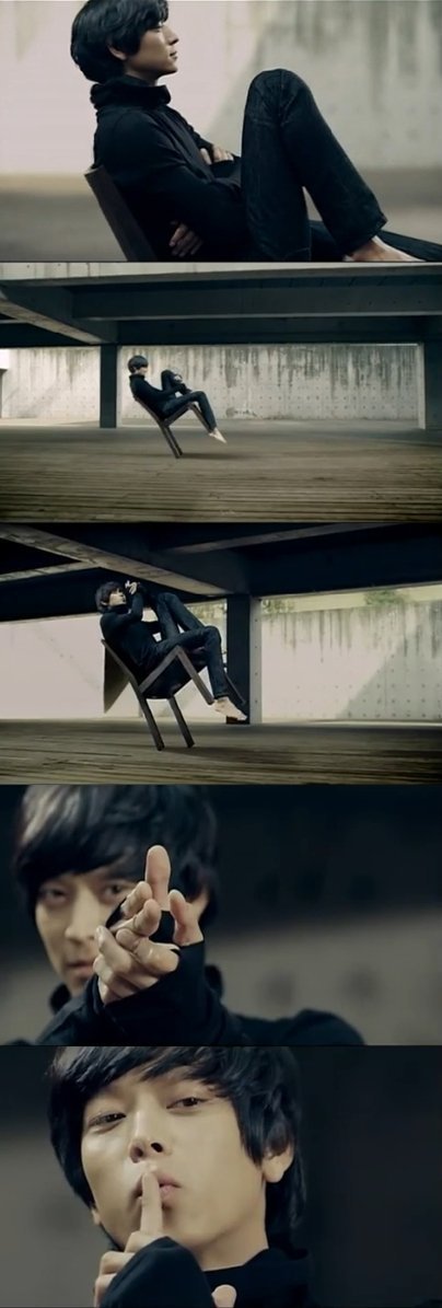 Actor Kang Dong-won appears in French Cafe Mix television commercial in 2010.