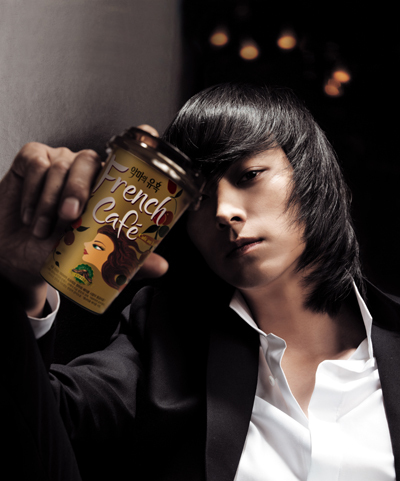 Actor Kang Dong-won appears in French Cafe Mix television commercial in 2008.