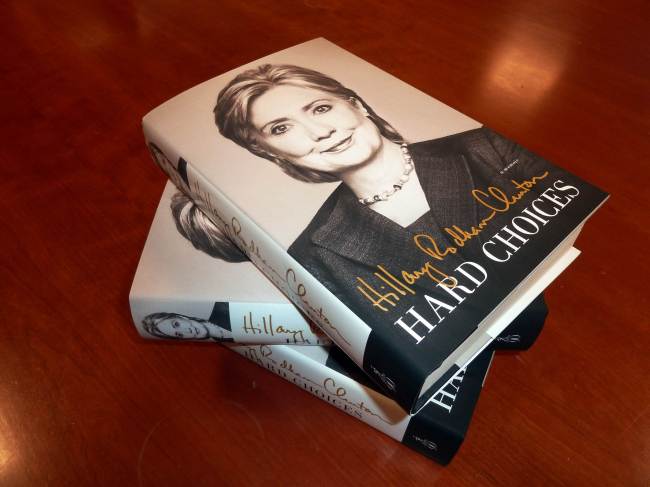Former U.S. Secretary of State Hillary Clinton’s memoir titled “Hard Choices” was released Monday. The long-awaited book is seen as an unofficial start to her expected 2016 presidential run.   AFP-Yonhap
