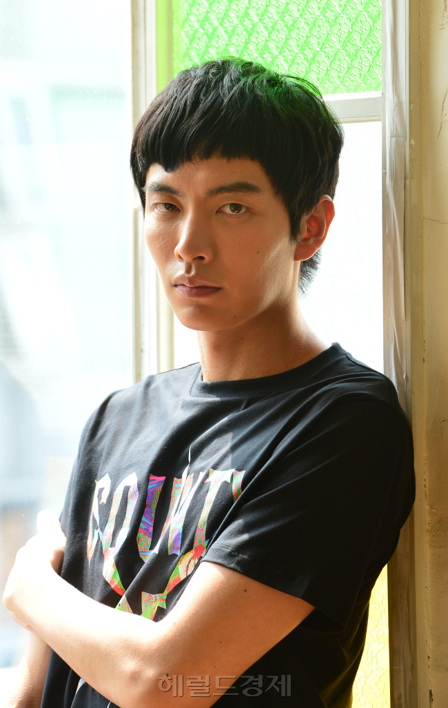 이민기(탤런트/영화배우)
어리바리 대학생, 명랑한 연하남… ‘이민기’라는 이름 석 자에 떠올렸던 이미지다. 훤칠한 키에 날씬한 몸, 짙은 눈썹, 장난기 묻어나는 눈과 입매 때문일지도 모른다. 진지하게 사랑을 속삭이거나 비장한 모습은 선뜻 그려지지 않았다.