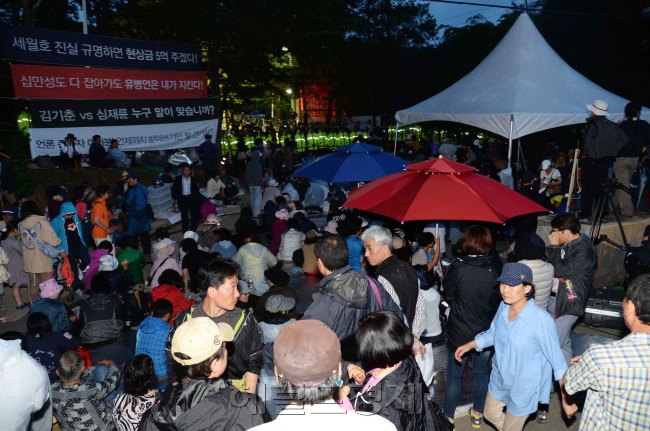 11일 밤늦게까지 안성 금수원을 수색을 하는 바람에 구원파 신도들이 진입을 못하자 입구에서 항의 농성을 하고 있다.<br />김명섭 기자/msiron@
11일 밤늦게까지 안성 금수원을 수색을 하는 바람에 구원파 신도들이 진입을 못하자 입구에서 항의 농성을 하고 있다.
김명섭 기자/msiron@