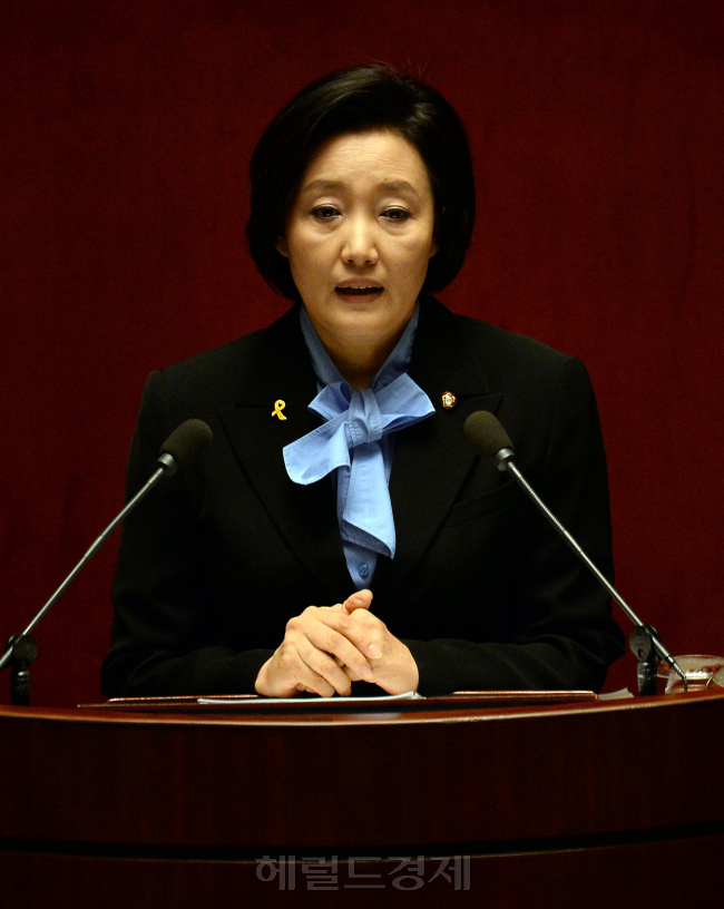 12일 오전 서울 여의도 국회 본회의_박영선 새정치민주연합 원내대표 교섭단체 연설./ 안훈 기자 rosedale@ 2014.06.12
12일 오전 서울 여의도 국회 본회의_박영선 새정치민주연합 원내대표 교섭단체 연설./ 안훈 기자 rosedale@ 2014.06.12