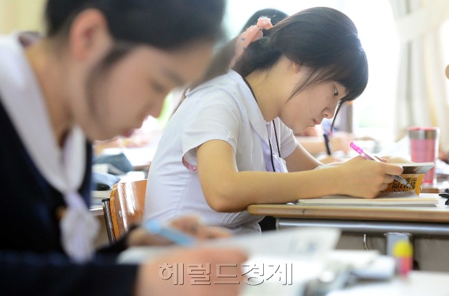2015년도 대학수학능력시험 6월 모의평가가 열린 12일 오전 서울 풍문여자고등학교 고3 학생들이 시험을 치르고 있다.<br />이상섭 기자. babtong@heraldcorp.com