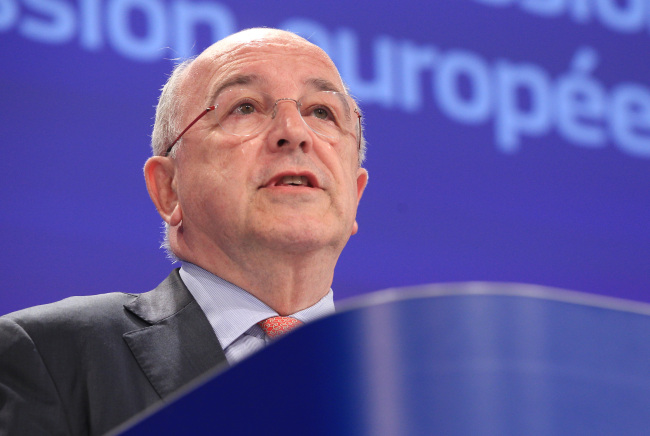 Joaquin Almunia, the European commissioner for competition, addresses the media in Brussels on Wednesday.
AP-Yonhap