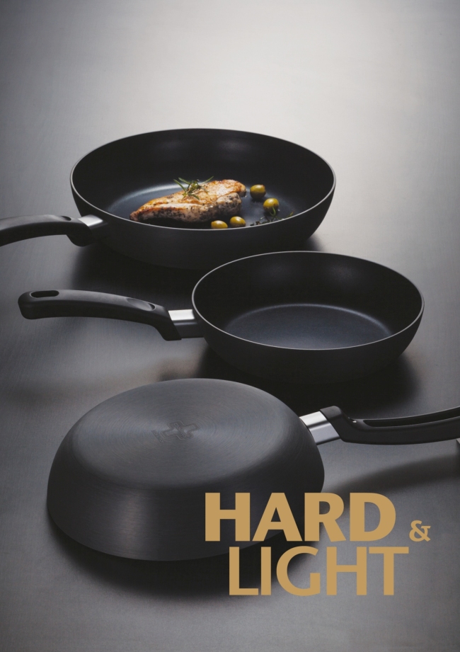 락앤락 (대표 김준일)은 친환경 하드아노다이징(Hard Anodizing Treatment) 공법을 적용한 실속형 프리미엄 쿡웨어 ‘하드앤라이트(Hard&Light)’ 13종을 출시했다고 12일 밝혔다.
하드앤라이트는 고순도 알루미늄을 사용해 가볍고, 하드아노다이징 공법으로 몸체를 특수피막 처리해 표면이 마모되지 않는다. 오랜 기간 사용해도 알루미늄 성분이 묻어나올 우려가 없는 것.
아울러 ‘고급 3중 논스틱 코팅처리’로 음식이 골고루 익고 잘 눌어붙지 않아 더욱 맛있는 조리와 손쉬운 세척이 가능하다.