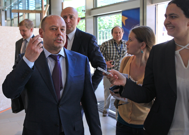 Ukraine Energy Minister Yuriy Prodan walks out of the European Commission headquarters in Brussels on Wednesday.   AP-Yonhap