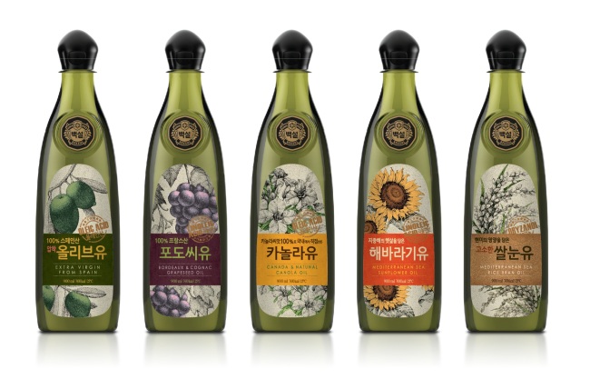 지난 10일 일산 킨텍스에서 열린 ‘제8회 미래패키징 신기술 정부포’에서 CJ제일제당의 백설 카놀라유, 올리브유, 포도씨유 등 고급유 5종이 코리아스타상 기업부문 패키징 우수제품 분야에서 ‘최우수상’의 영광을 안았다.
CJ제일제당은 지난해 백설 카놀라유, 올리브유, 포도씨유, 해바라기유, 쌀눈유 등 고급유 5종 전 제품에 대한 패키지 디자인 리뉴얼을 단행했다. 리뉴얼 한 백설 고급유 패키지는 유려한 곡선을 도입해 백설의 정통성과 프리미엄 이미지를 부각하는데 포인트를 두었다.