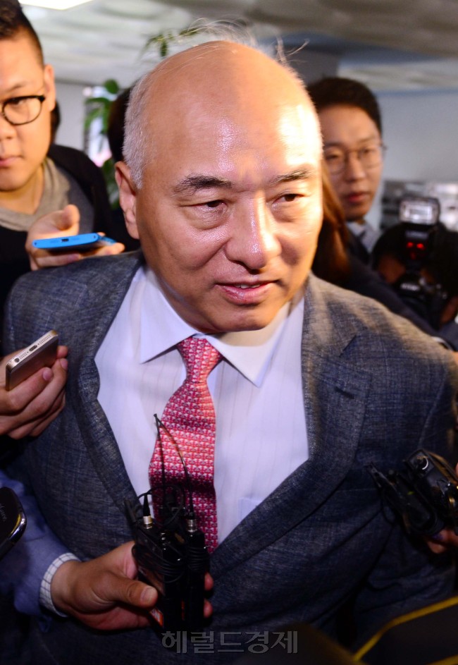 <포토>취재진에 둘러쌓인 문창극 총리 후보자<br /><br />　문창극 총리후보자의 ‘남북분단과 일본식민지배는 하나님의 뜻’ 이라는 발언으로 파문이 일고 있는 가운데 문 후보자가 12일 오전 서울 창성동 서울청사 별관으로 출근하고 있다.<br />　김명섭 기자 msiron@heraldcorp.com