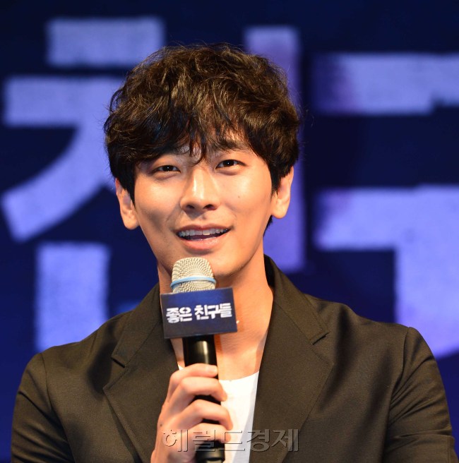 주지훈(탤런트/영화배우/키이스트)
12일 오전 서울 신사동 CGV 압구정에서 열린 영화 ‘좋은 친구들’ 제작보고회에 참석한 주지훈이 인사말을 하고 있다.