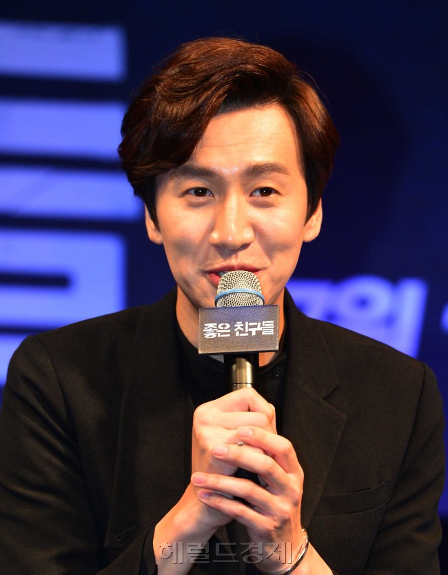 이광수(탤런트)
12일 오전 서울 신사동 CGV 압구정에서 열린 영화 ‘좋은 친구들’ 제작보고회에 참석한 이광수가 인사말을 하고 있다.