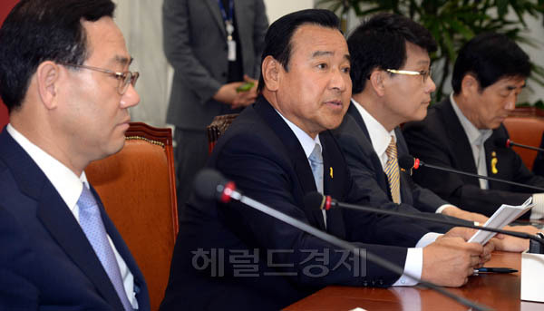 12 오전 서울 여의도 국회에서 열린 새누리당 비상대책위원회의에서 이완구 비상대책위원장(원내대표)이 모두발언을 하고 있다.