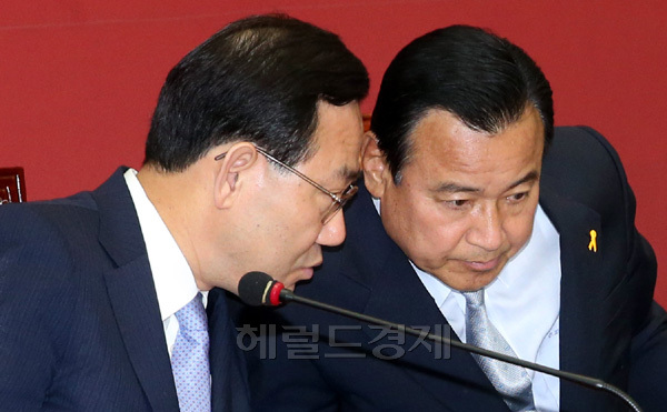 12 오전 서울 여의도 국회에서 열린 새누리당 비상대책위원회의에서 이완구 비상대책위원장(원내대표,오른쪽)이 주호영 정책위의장과 이야기를 나누고 있다.