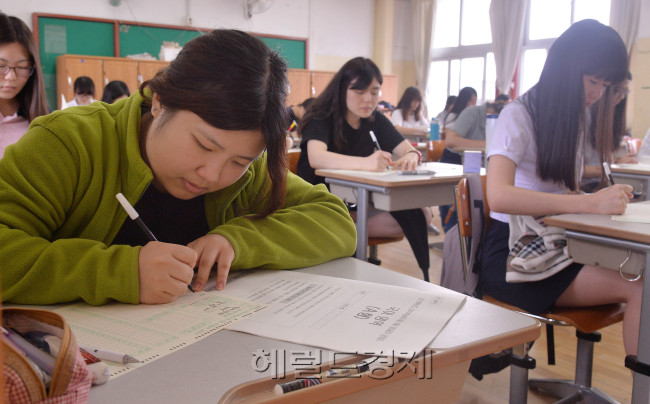 2015년도 대학수학능력시험 6월 모의평가가 열린 12일 오전 서울 풍문여자고등학교 고3 학생들이 시험을 치르고 있다.