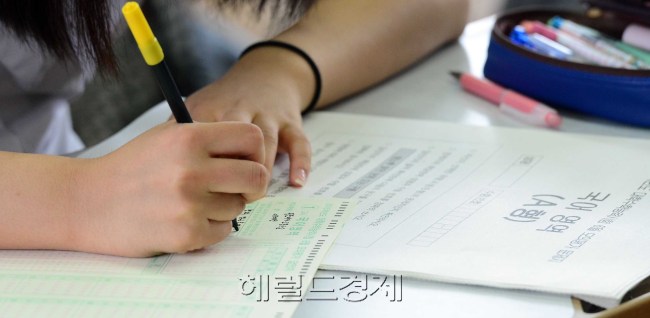 2015년도 대학수학능력시험 6월 모의평가가 열린 12일 오전 서울 풍문여자고등학교 고3 학생들이 시험을 치르고 있다.