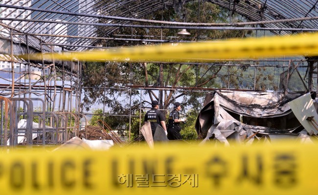 경기도 과천시 추사로에 있는 꽃 재배단지 비닐하우스가 어젯밤 낙뢰로 불이 난 가운데 12일 오전 감식반이 불이 난 경위를 조사하고 있다.