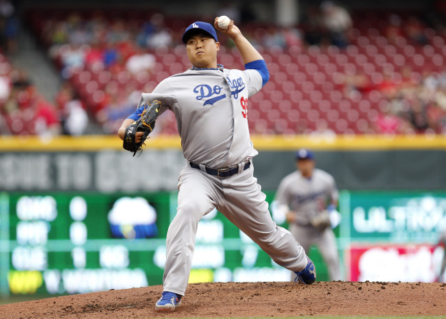 류현진(야구선수/LA다저스투수)Los Angeles Dodgers starting pitcher Ryu Hyun-jin delivers in the first inning on Wednesday.   USA Today-Yonhap