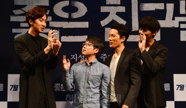 배우 이광수-지성-주지훈이 12일 오전 서울 강남구 CGV 압구정점에서 열린 영화 좋은 친구들 제작보고회에 참석하고 있다.
영화 ‘좋은 친구들’은 우발적인 사건으로 의리와 의심 사이에서 갈등하는 세 남자를 그린 범죄 드라마. 이도윤 감독이 메가폰을 잡은 영화 좋은 친구들은 배우 지성, 주지훈, 이광수 등이 출연했다.