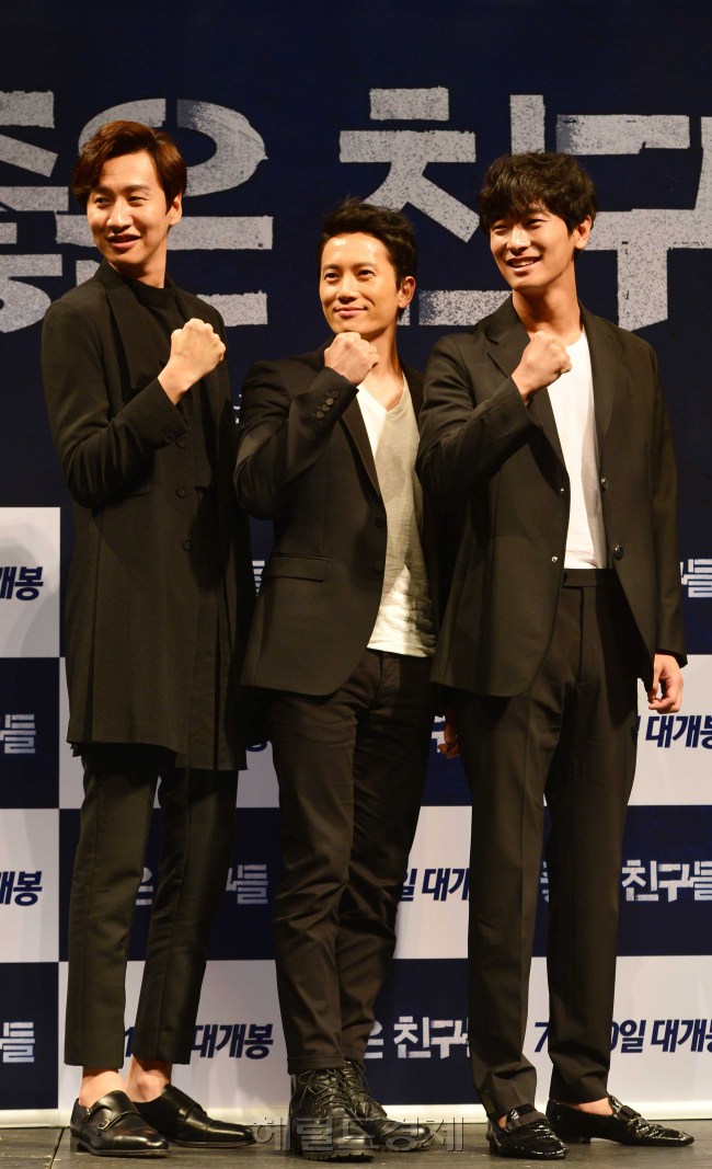 배우 이광수-지성-주지훈이 12일 오전 서울 강남구 CGV 압구정점에서 열린 영화 좋은 친구들 제작보고회에 참석하고 있다.
영화 ‘좋은 친구들’은 우발적인 사건으로 의리와 의심 사이에서 갈등하는 세 남자를 그린 범죄 드라마. 이도윤 감독이 메가폰을 잡은 영화 좋은 친구들은 배우 지성, 주지훈, 이광수 등이 출연했다.