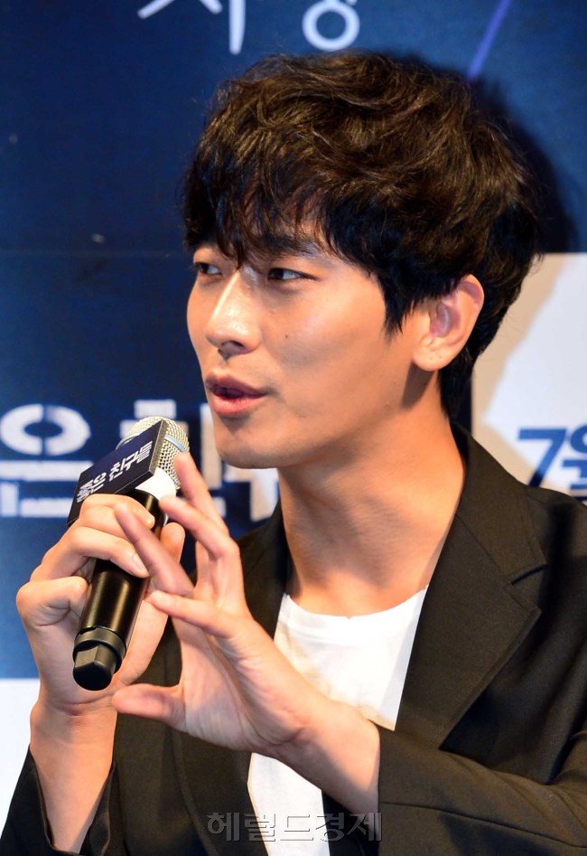주지훈(탤런트/영화배우/키이스트)
배우 주지훈이 12일 오전 서울 강남구 CGV 압구정점에서 열린 영화 좋은 친구들 제작보고회에 참석하고 있다.