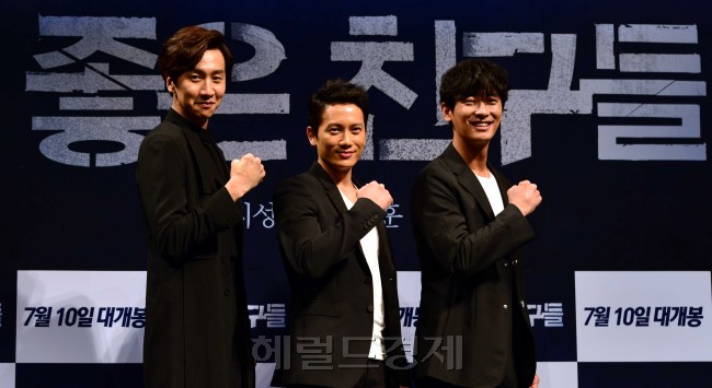 배우 이광수-지성-주지훈이 12일 오전 서울 강남구 CGV 압구정점에서 열린 영화 좋은 친구들 제작보고회에 참석하고 있다.
영화 ‘좋은 친구들’은 우발적인 사건으로 의리와 의심 사이에서 갈등하는 세 남자를 그린 범죄 드라마. 이도윤 감독이 메가폰을 잡은 영화 좋은 친구들은 배우 지성, 주지훈, 이광수 등이 출연했다.