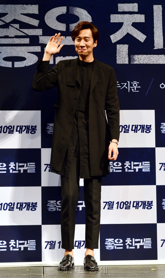 이광수(탤런트)
배우 지성이 12일 오전 서울 강남구 CGV 압구정점에서 열린 영화 좋은 친구들 제작보고회에 참석하고 있다.