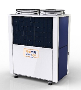 경동나비엔(대표 최재범)은 전기료를 최대 60%로 낮춘 히트펌프 보일러 ‘나비엔 더블히트 심야전기 보일러’<사진>를 출시했다고 12일 밝혔다.
이 보일러는 영하 20도 이하의 혹한에서도 안정적으로 온수를 공급할 수 있도록 하는 장치가 도입됐다. 히트펌프 보일러는 일반적으로 보일러 본체와 별도의 실외기를 설치해야 한다. 나비엔 더블히트 심야전기 보일러는 보일러 본체와 실외기 일체형 제품으로 설치 시간과 비용을 절반 이상 줄여 사용자와 시공인의 편익을 증대시켰다고 회사 측은 설명했다.