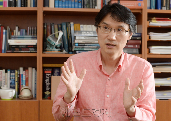 연세대 이석영 교수 인터뷰./ 안훈 기자 rosedale@ 2014.05.30
연세대 이석영 교수 인터뷰./ 안훈 기자 rosedale@ 2014.05.30
연세대 이석영 교수 인터뷰./ 안훈 기자 rosedale@ 2014.05.30