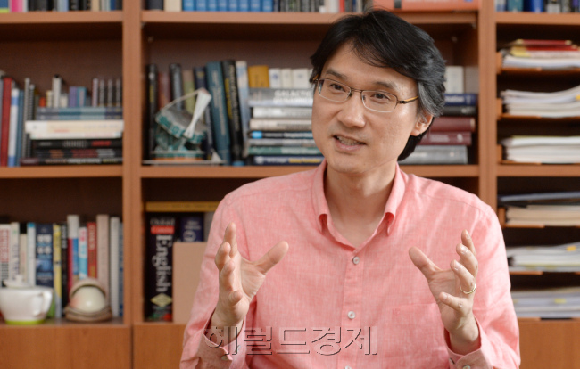 연세대 이석영 교수 인터뷰./ 안훈 기자 rosedale@ 2014.05.30
연세대 이석영 교수 인터뷰./ 안훈 기자 rosedale@ 2014.05.30
연세대 이석영 교수 인터뷰./ 안훈 기자 rosedale@ 2014.05.30