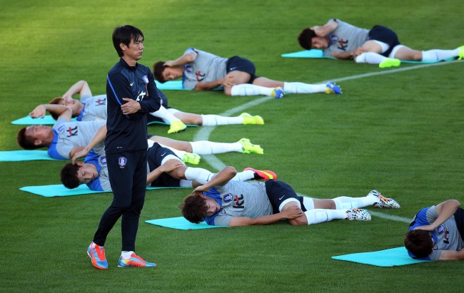 South Korean national soccer team head coach Hong Myung-bo looks on as the players take part in a training session in Foz do Iguacu, Brazil, Wednesday.   Yonhap