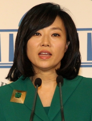 조윤선(정무직공무원/전국회의원/여성가족부장관)박근혜 대통령은 12일 정무수석비서관에 조윤선 여성가족부 장관을 임명하는 등 수석비서관 9명 중 5명을 교체하는 인사를 단행했다.