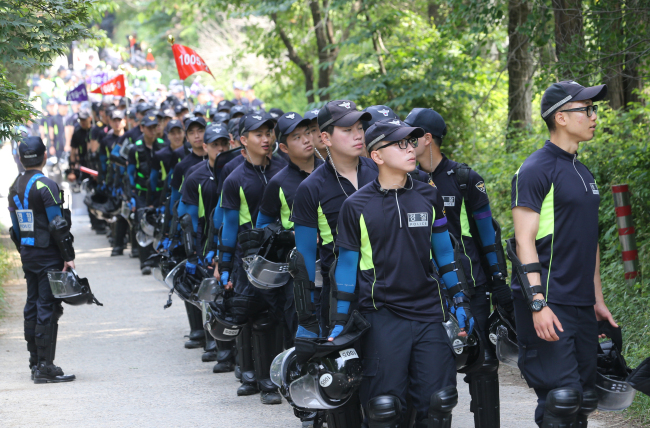 Police continue to raid Geumsuwon, a compound of the Salvation Sect in Anseong, Gyeonggi Province, led by fugitive Yoo Byung-eun, for the second consecutive day on Thursday.   Yonhap