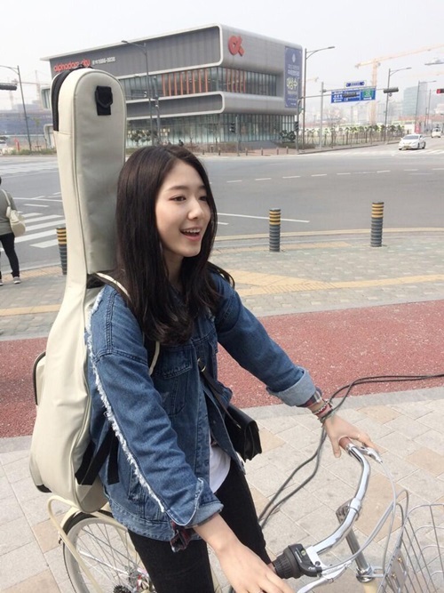 박신혜(탤런트/영화배우/S.A.L.T.엔터테인먼트)
Actress Park Shin-hye revealed a glimpse of the music video for her self-written song on Twitter on Wednesday.